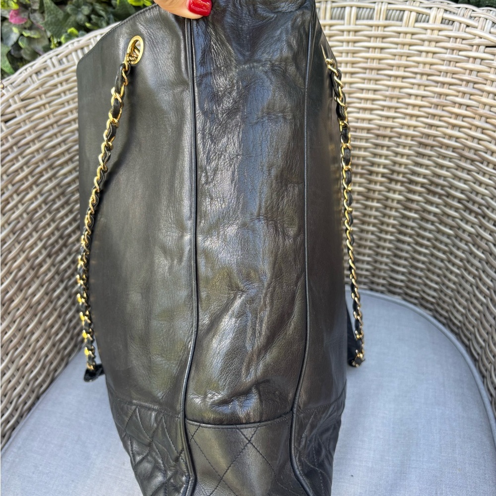 Authentic CHANEL vintage black lambskin leather shopping tote - Picture 5 of 16